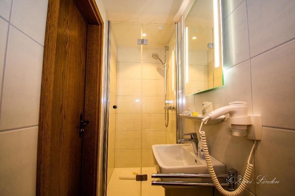 Hotel Zwei Linden - Links Der Elbe - Niedersachsen Balje Dış mekan fotoğraf